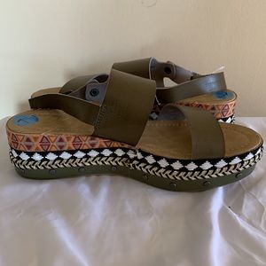 Blowfish NWT sandal in moss green and funky geometric side with 2 inch heel